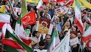Tahran'da zafer kutlamaları başladı! Bayrağını alan İnkilap Meydanı'na akın etti! 